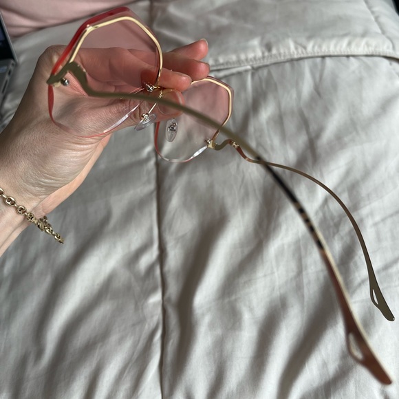 Oversized Sunglasses - Picture 3 of 4